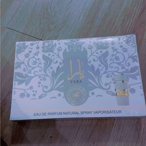 24 yara Lattafa white 35 ml Ara Eau de Parfum Natural Spray - Gold and Gray